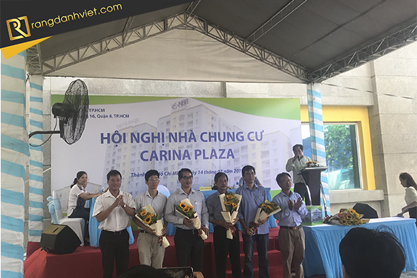 Tặng hoa tại hội nghị