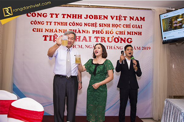 Nâng ly chúc mừng khai trương