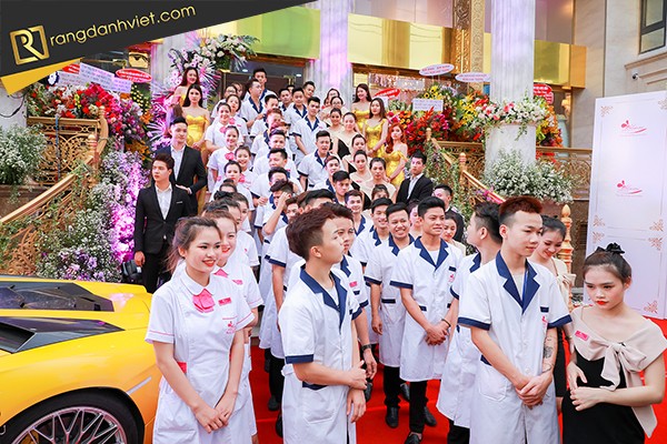 đón khách hàng trong sự kiện khai trương