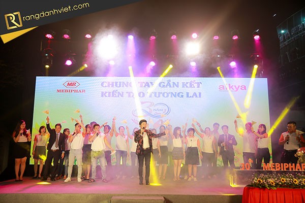 ca sĩ biểu diễn lễ kỷ niệm thành lập công ty