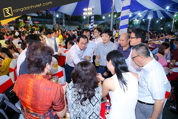 Chúc rượu nhân viên