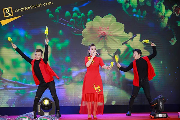 Ca sĩ trình diễn trong chương trình