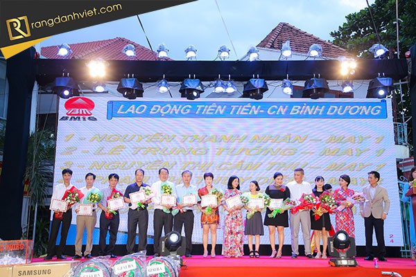 Trao thưởng cho nhân viên xuất sắc