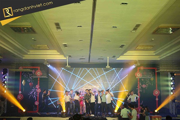 Ca sĩ biểu diễn tất niên